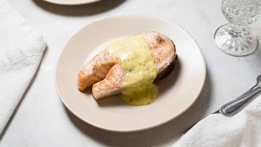 Receta de filete de salmón al horno con 5 ingredientes y salsa de limón y eneldo