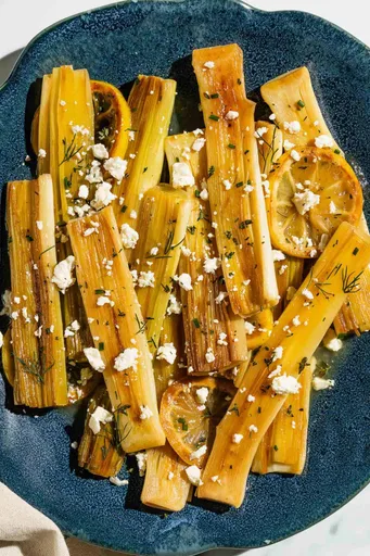 Puerros braseados con limón y feta