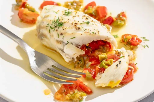 Lenguado relleno de tomates, pimientos rojos asados y aceitunas