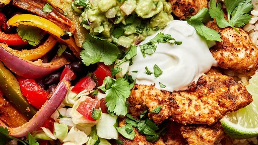 Bol de burrito con fajita de pollo