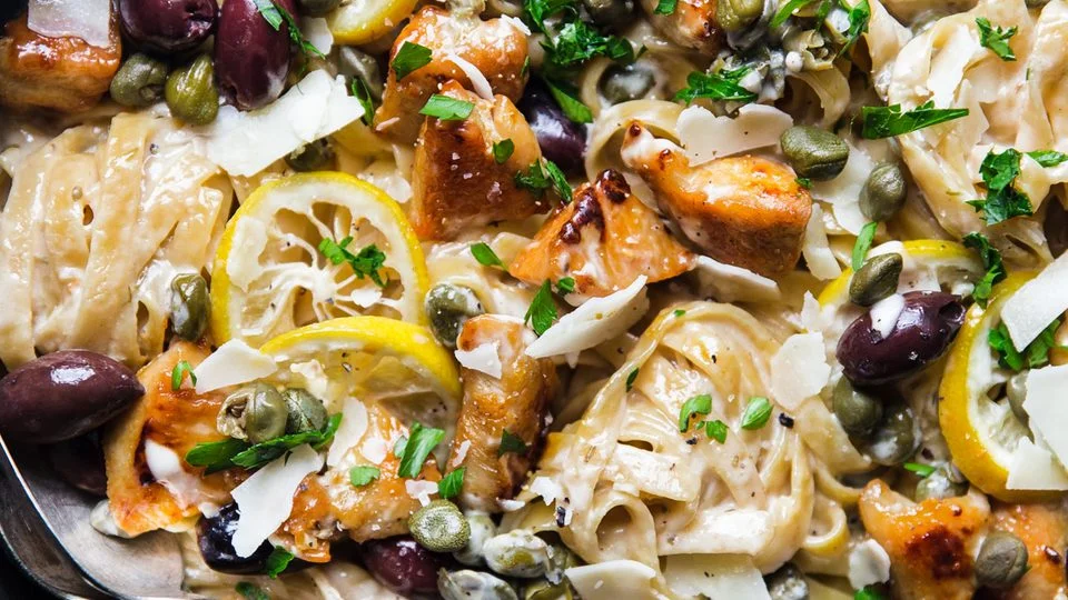 Cremige mediterrane Hähnchen-Pasta aus einem Topf