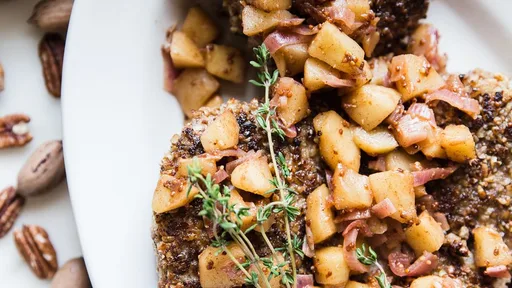 Chuletas de cerdo con costra de nuez pecana y chutney de manzana