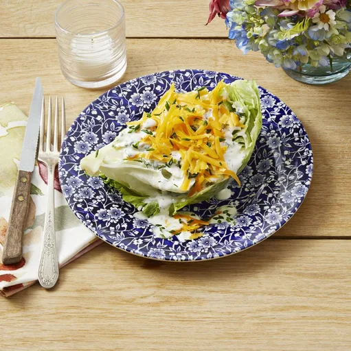 Ensalada de lechuga iceberg con aderezo ranch de suero de leche