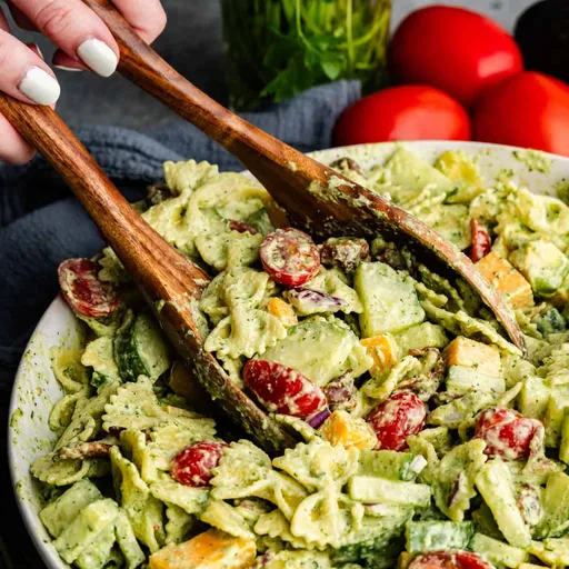 Ensalada de pasta con aderezo ranchero de cilantro