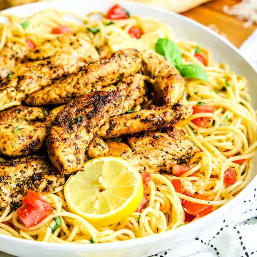 Espaguetis con pollo al limon y hierbas