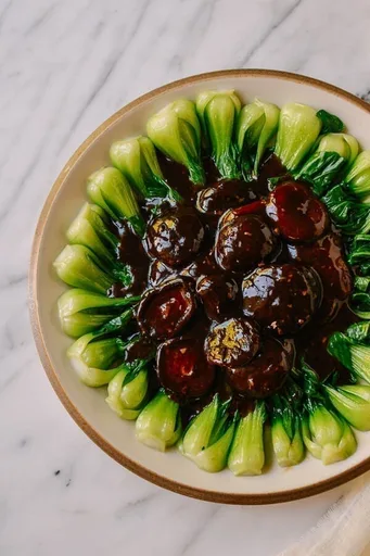 Setas chinas estofadas con bok choy