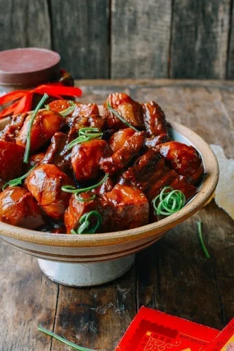 Panceta de cerdo estofada al estilo cantonés con bulbo de sagitaria