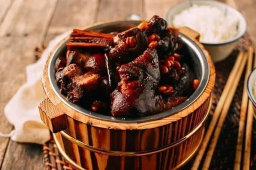 Manitas de cerdo estofadas con soja