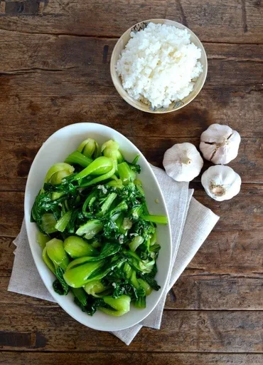 Salteado de bok choy tierno con ajo
