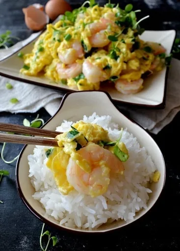 Gambas y huevos salteados