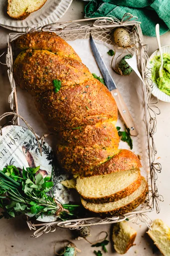 Pan trenzado salado con hierbas y queso