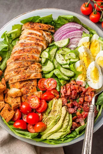 Ensalada de espinacas con pollo y aguacate