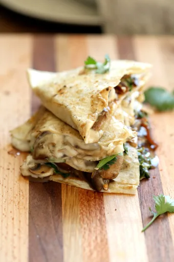 Quesadilla vegana de setas con mozzarella de anacardo