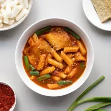 Simple Spicy Korean Stir-Fried Rice Cakes (Tteokbokki)