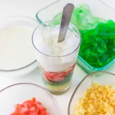 Vietnamese Three Color Dessert (Che Suong Sa Hat Luu / Che Ba Mau)