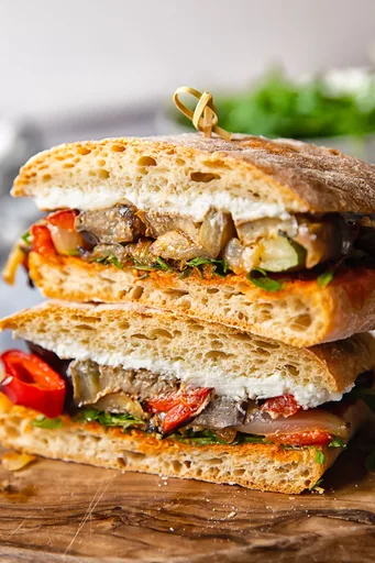 Sándwich de queso de cabra con verduras asadas