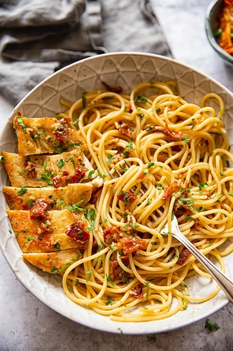 Pasta con Tomates Secos y Pechuga de Pollo