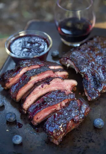 Costillas ahumadas de cerdo con salsa barbacoa de bourbon y romero