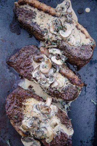 Filetes de picanha a la parrilla con salsa cremosa de champiñones