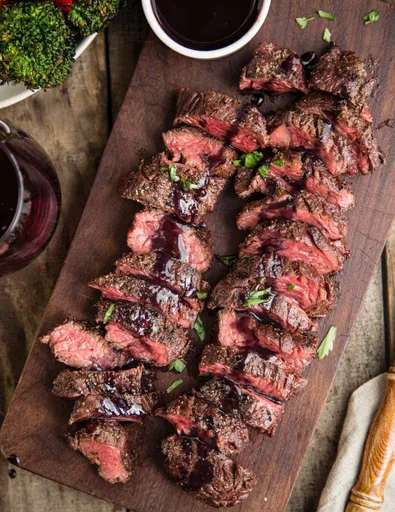 Entraña a la parrilla con reducción de vino Pinot Noir y bayas