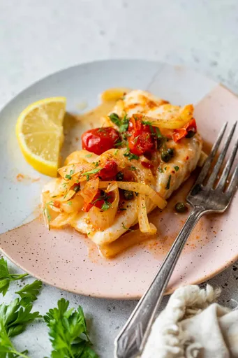 Bacalao al horno con tomates asados y limón