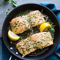 Salmón al Ajo y Parmesano