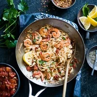 Gambas al ajillo con pasta fresca