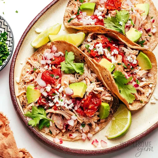 Tacos de pollo desmenuzado en olla de cocción lenta