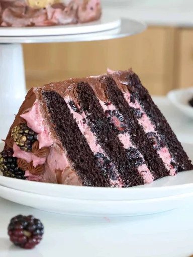 Pastel de chocolate y moras