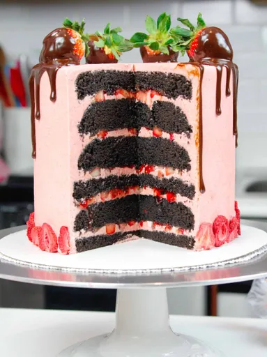 Tarta de chocolate negro y fresas
