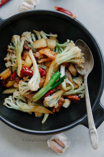 Coliflor salteada al estilo Sichuan