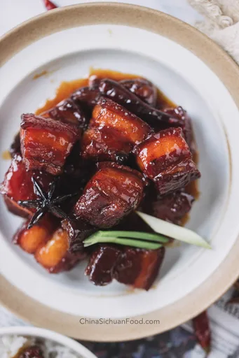 Panceta de Cerdo Estofada al Estilo Rojo
