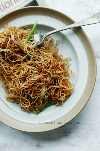 Fideos fritos a la sartén con salsa de soja (Chow Mein cantonés)