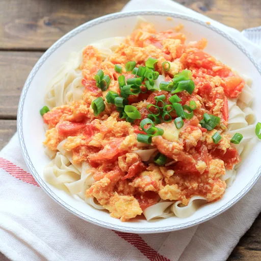 Fideos con tomate y huevo frito