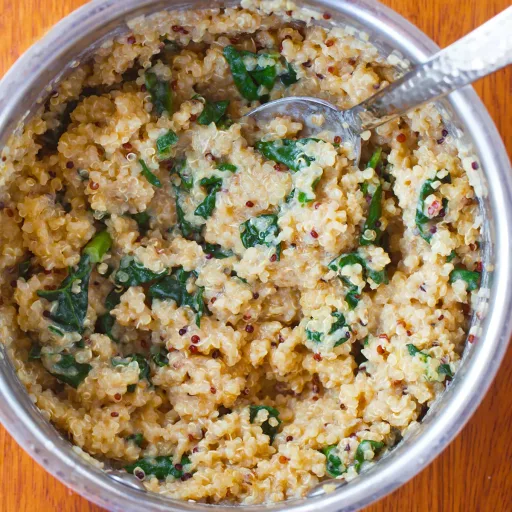 Bol de quinoa cremosa con queso