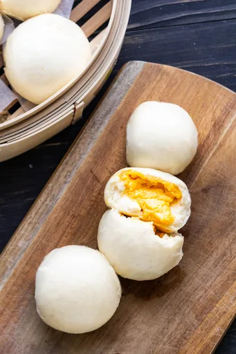 Liu Sha Bao (Molten Custard Salted Egg Buns 流沙包)