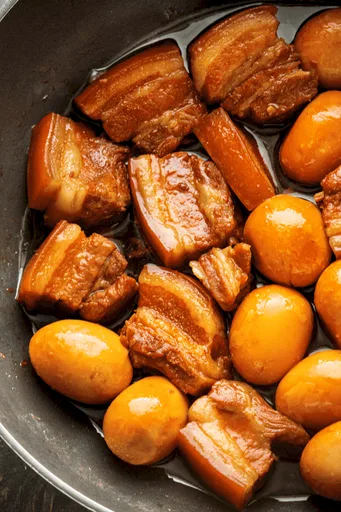 Thit Kho (Vietnamese Braised Pork Belly and Eggs in Coconut Water)