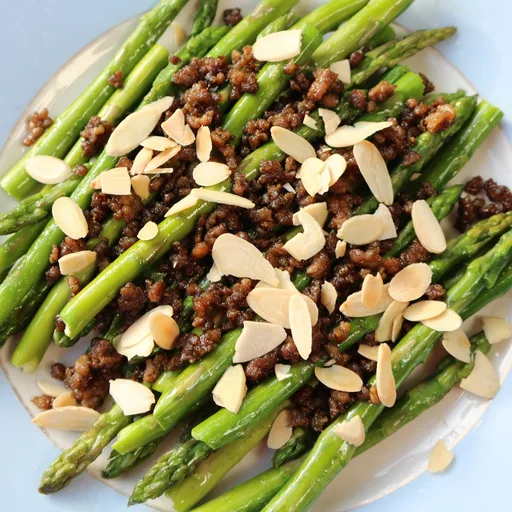 Espárragos con carne y almendras