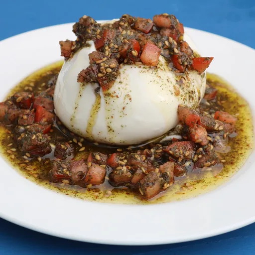 Burrata con zaatar y tomate