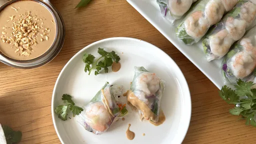 Rollitos de verano vietnamitas con gambas y salsa de cacahuete
