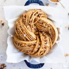 Nudo de brioche con frutos secos y dulce de leche