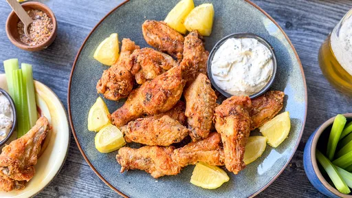 Receta de alitas de pollo crujientes con limón y pimienta