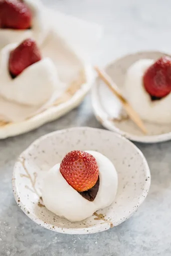 Strawberry daifuku (Ichigo Daifuku)