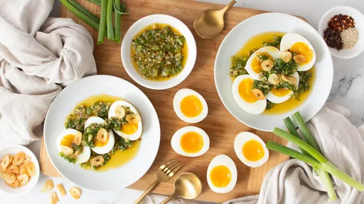 Huevos melosos con salsa de cebolleta y ajo crujiente