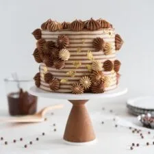 Pastel de brownie de chocolate con relleno de crema de avellanas y crema de mantequilla alemana al moca