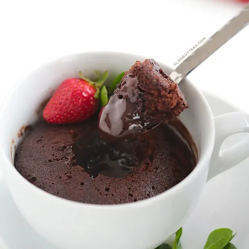 Bizcocho de taza de chocolate fundido