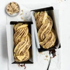 Babka de brioche con chocolate negro, tahini y halva