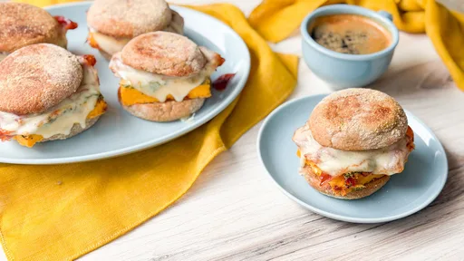 Sándwich de desayuno con panecillo inglés alto en proteínas