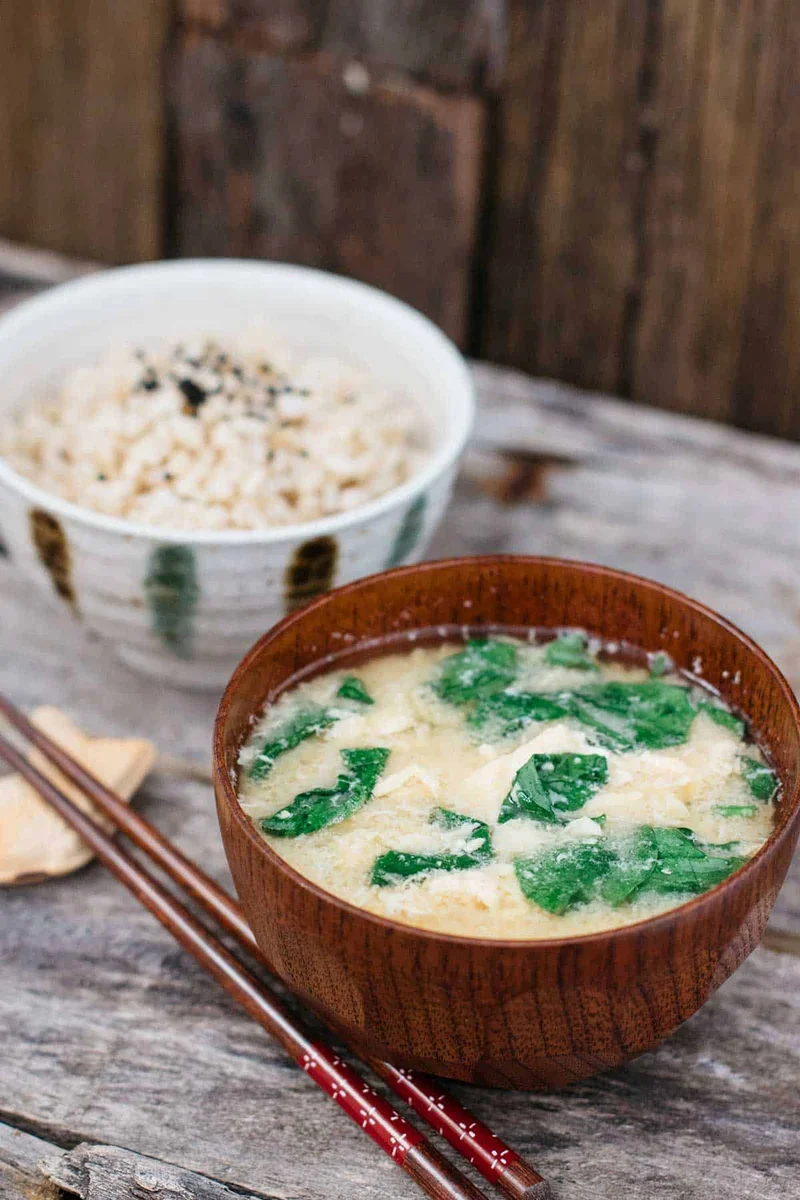Egg and Spinach Miso Soup 卵とほうれん草の味噌汁