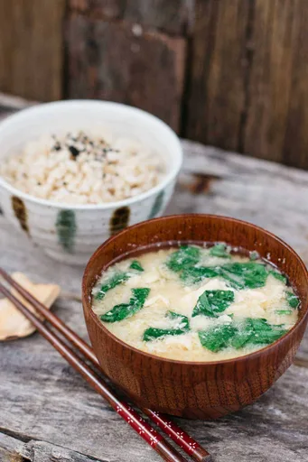 Egg and Spinach Miso Soup 卵とほうれん草の味噌汁